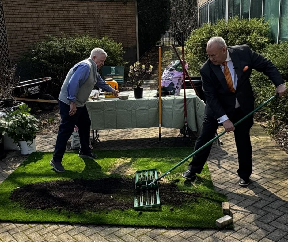 Bob Green Grass on WGN Midday News sharing his Gardener's Toolbox segment.